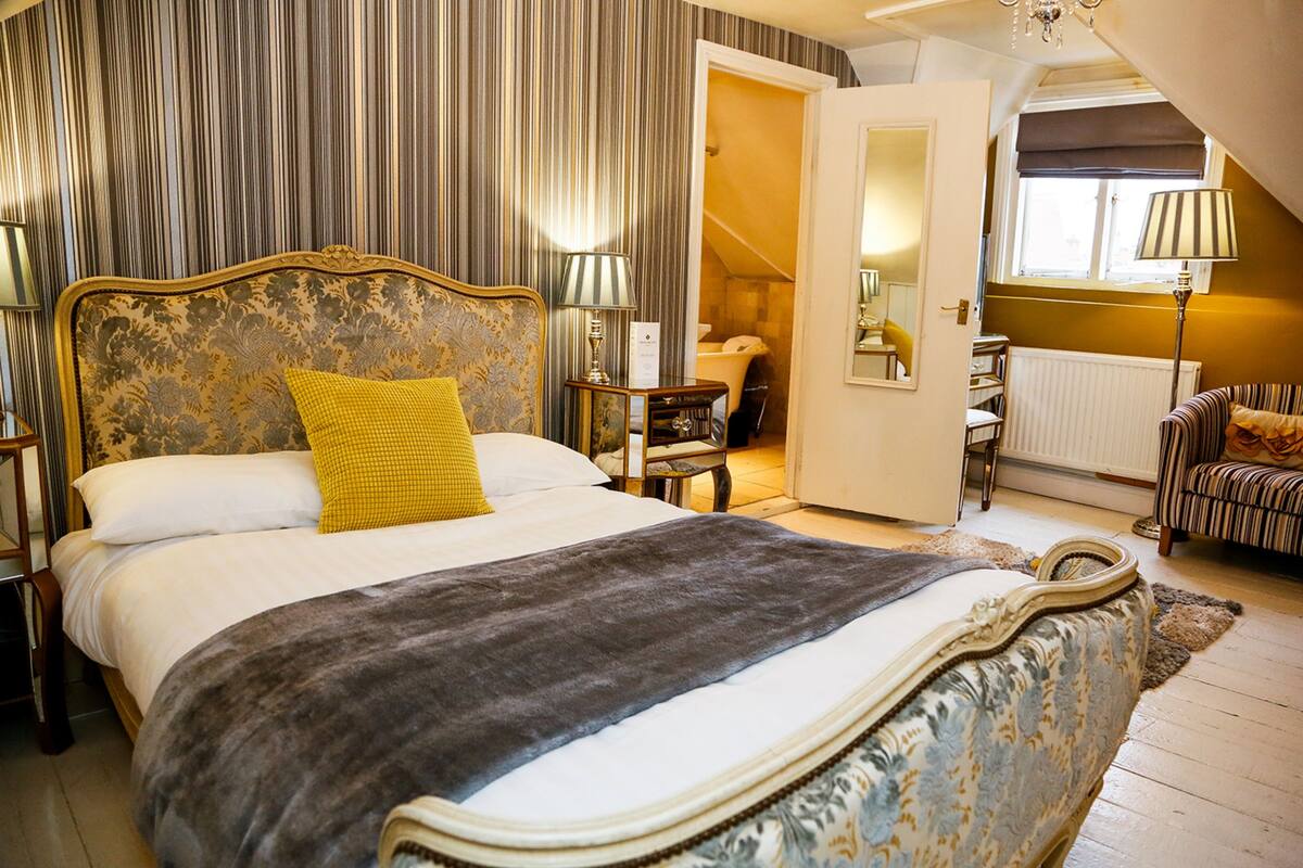 Senior Double Room | 10 bedrooms, premium bedding, desk, iron/ironing board