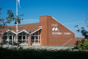 A hotel with a prominent sign reading "HOTEL VISSENBERG STORKO". - Hotel Vissenbjerg Storkro (Vissenbjerg)