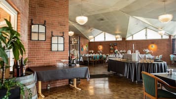 Bao gồm bữa sáng buffet hàng ngày