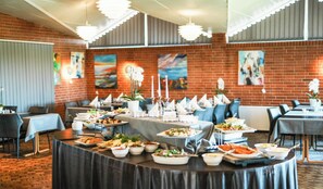 Free daily buffet breakfast  - Hotel Vissenbjerg Storkro (Vissenbjerg)