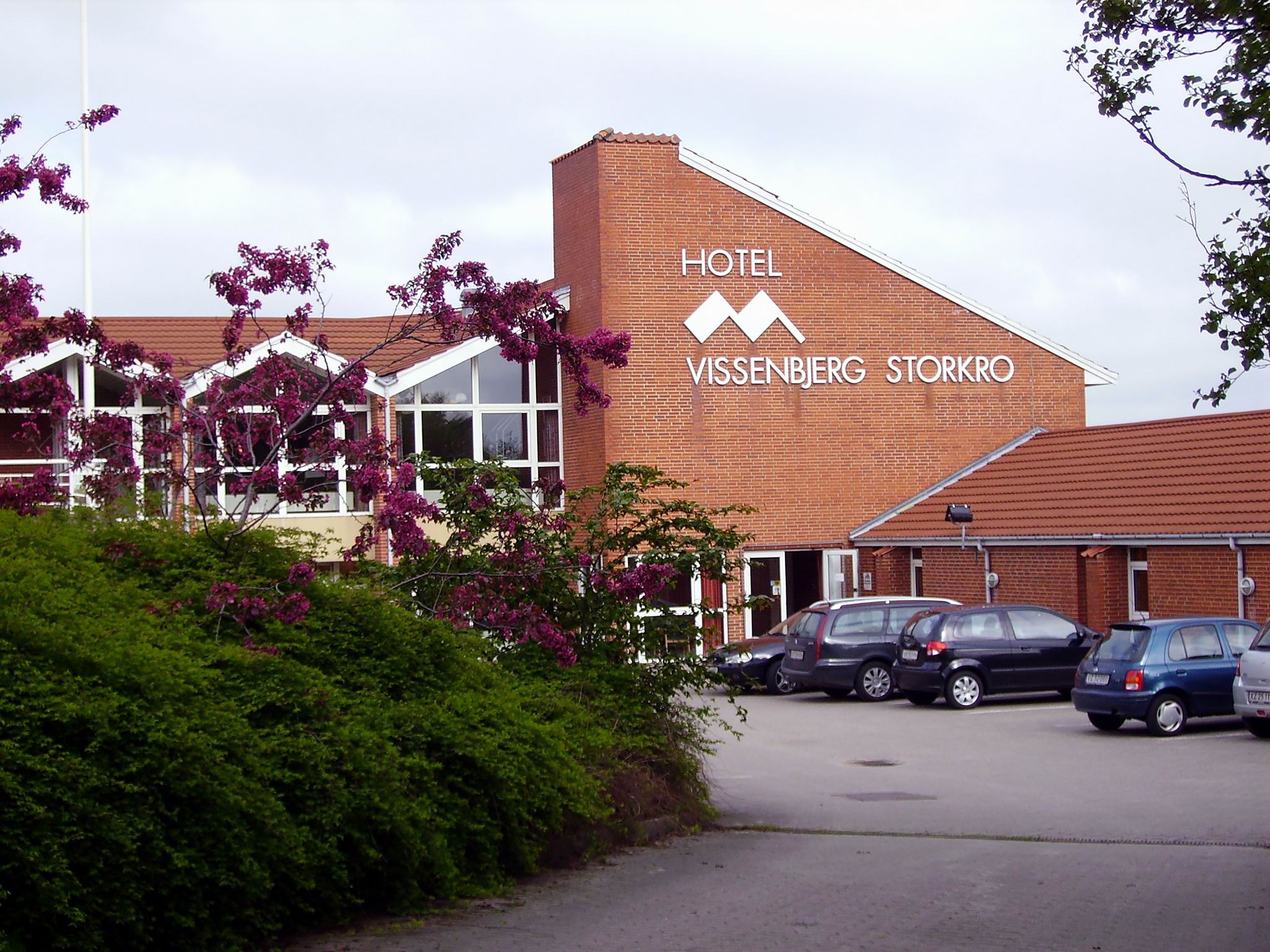 A hotel building with a sign that reads "HOTEL VISSENBERG STORKRO".