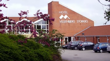 A hotel building with a sign that reads "HOTEL VISSENBERG STORKRO".