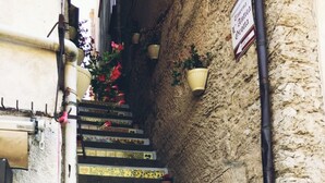 A staircase with colorful tiles and potted plants. - Hotel Damanse (Ricadi)