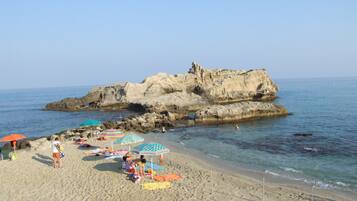 Una spiaggia nelle vicinanze, sabbia bianca, ombrelloni