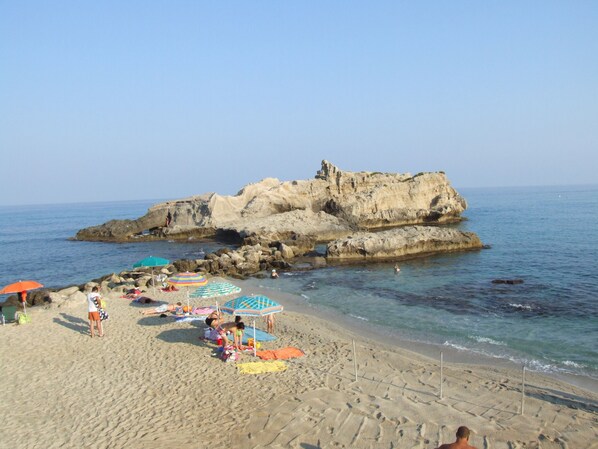 Plage à proximité, sable blanc, parasols