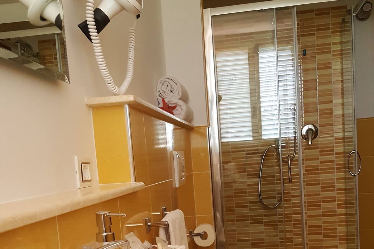 Shower, rainfall showerhead, free toiletries, hair dryer