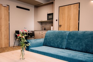Deluxe Apartment | Hypo-allergenic bedding, minibar, desk, laptop workspace