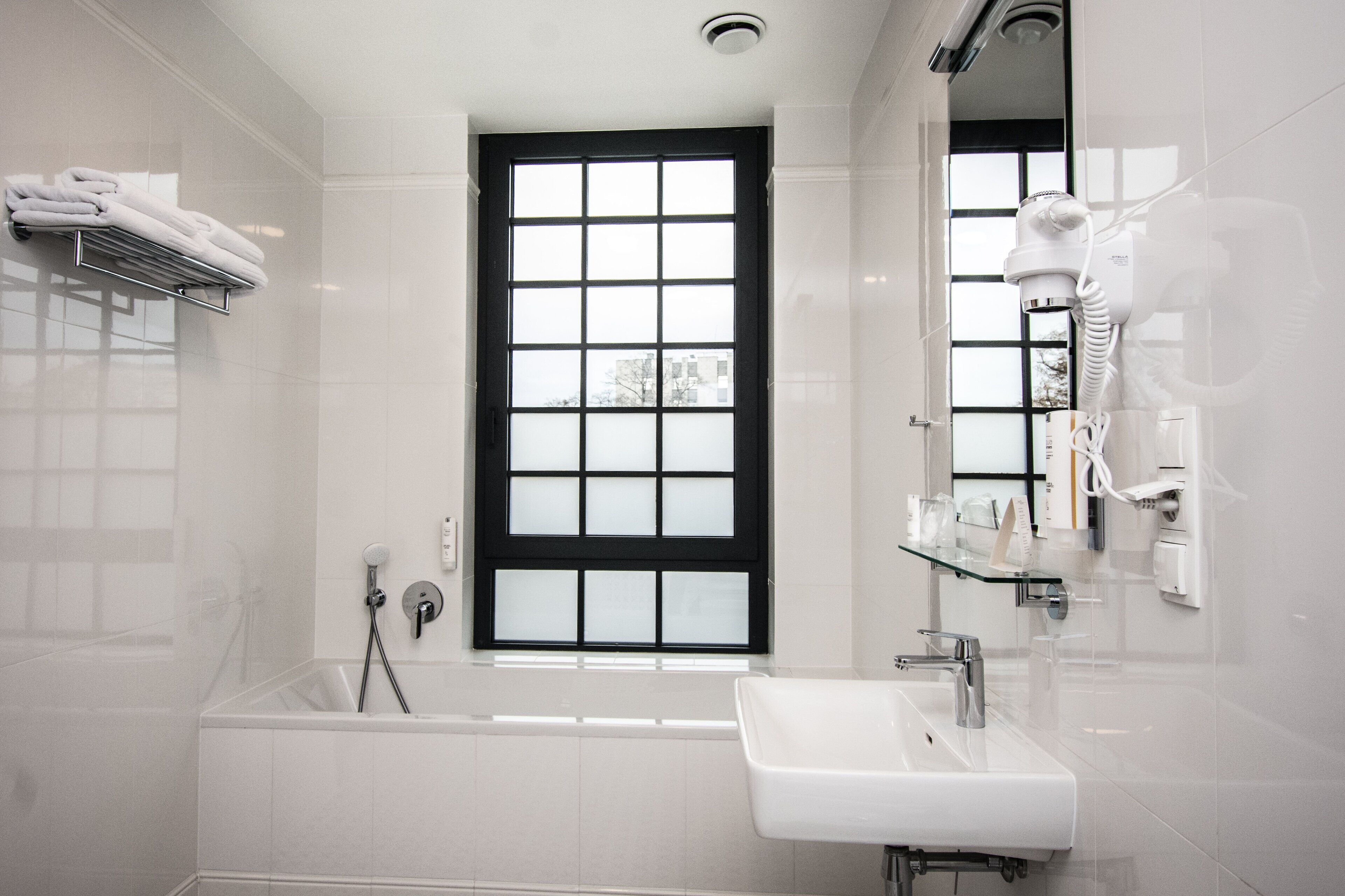 deluxe apartment | hypo-allergenic bedding, minibar, desk, soundproofing