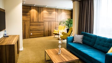 Apartment | Living area | 43-inch TV with cable channels