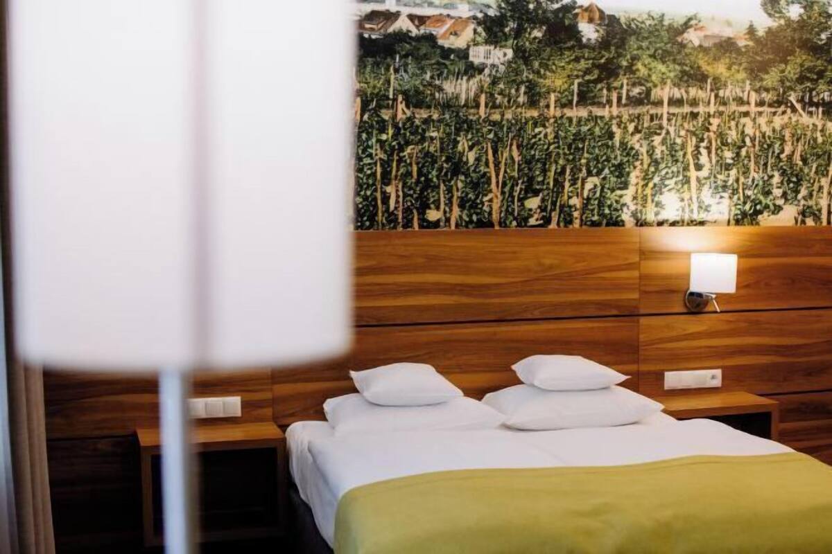 Roupas de cama antialérgicas, frigobar, escrivaninha