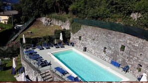 Piscine extérieure, chaises longues