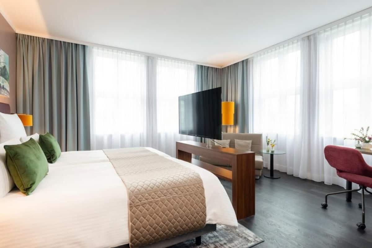 Caja de seguridad en la habitación, escritorio y cortinas blackout