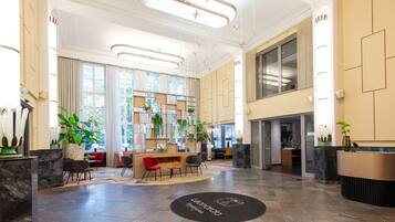 Serves lunch, dinner, and happy hour