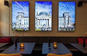 Serves lunch, dinner and happy hour