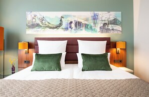 In-room safe, desk, blackout drapes, soundproofing - Leonardo Royal Hotel Berlin Alexanderplatz (Berlin)