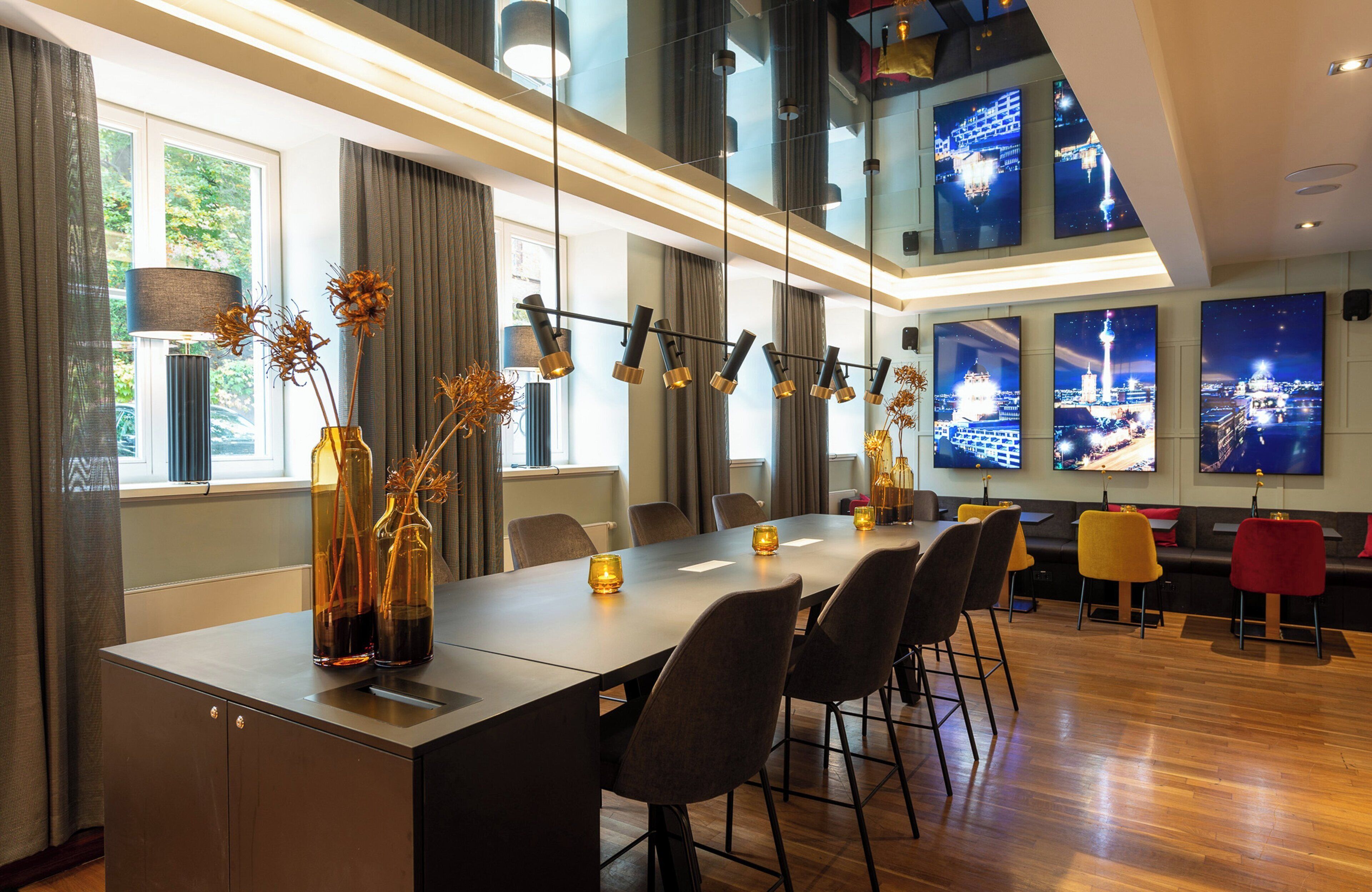 serves lunch, dinner and happy hour