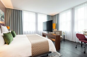 In-room safe, desk, blackout drapes, soundproofing - Leonardo Royal Hotel Berlin Alexanderplatz (Berlin)
