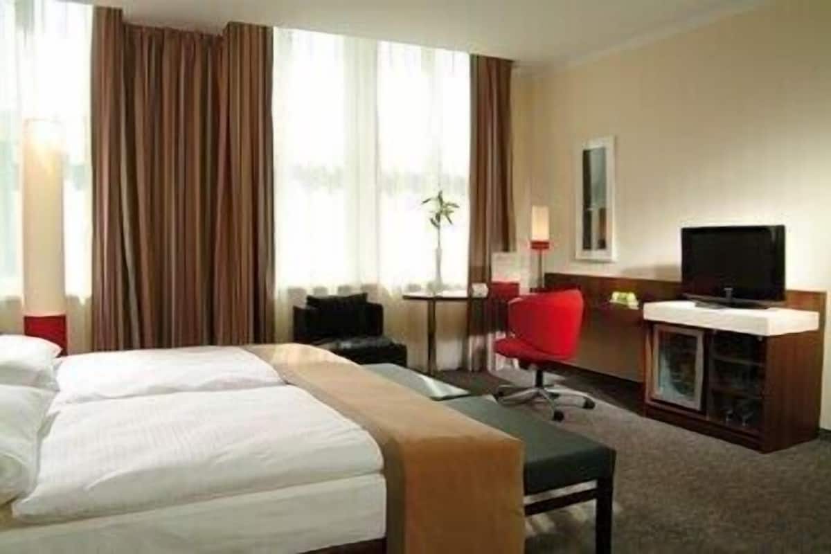 Caja de seguridad en la habitación, escritorio y cortinas blackout