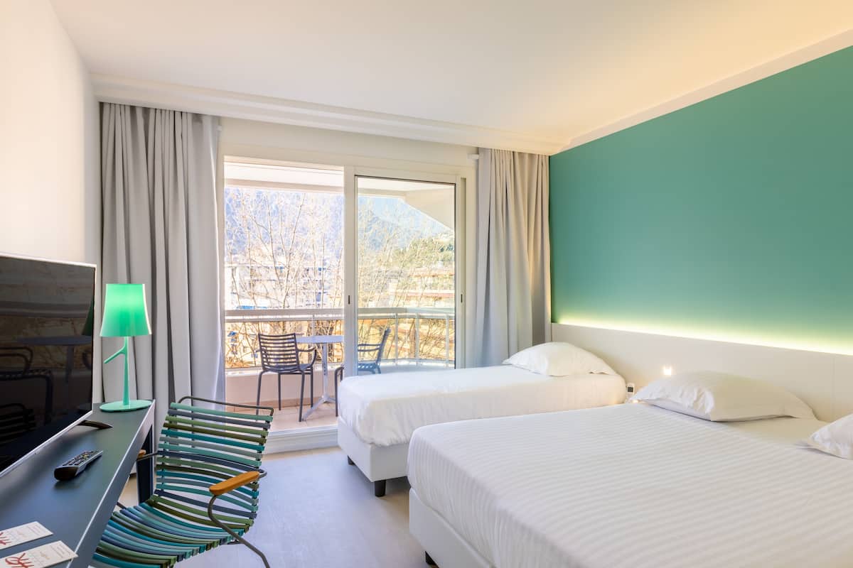 Triple Room, Terrace, Mountain View | Bar mini, peti besi dalam bilik, dihias secara berasingan, meja
