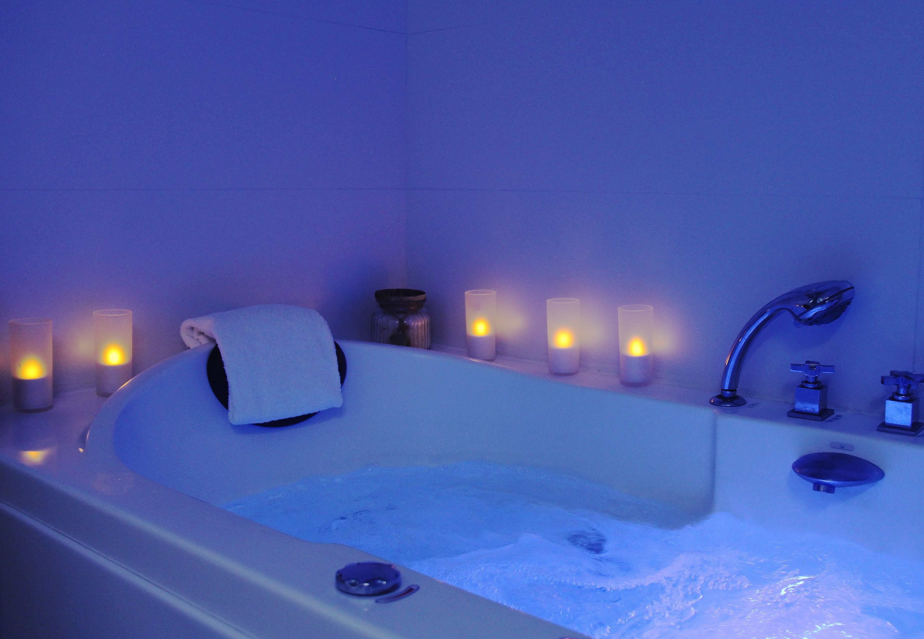 hot tub, steam room, turkish bath/hammam, body treatments, hydrotherapy