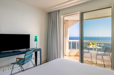 Minibar, in-room safe, individually decorated, desk. Hotel Riva Art & Spa