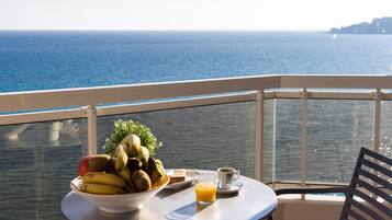 Minibar, caja fuerte, decoración individual y escritorio