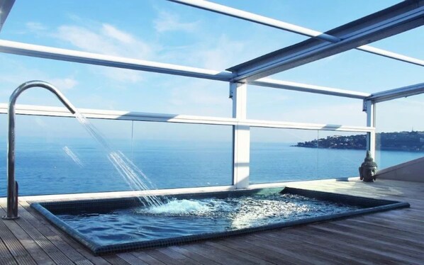 Banyera d'hidromassatge a l'aire lliure