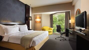 Minibar, in-room safe, desk, iron/ironing board