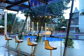3 bars/lounges