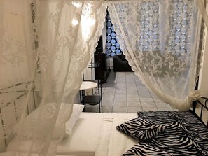 Hypo-allergenic bedding, soundproofing, cribs/infant beds, rollaway beds - Hotel Hayk (Cologne)