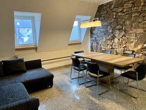 Apartamento Deluxe (5. floor, no elevator) | Zona de estar | Una televisión de pantalla plana