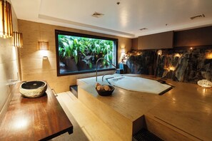 Espace de soins pour les couples, sauna, bain Ă remous, hammam