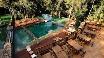 2 piscine all'aperto, ombrelloni da piscina, lettini