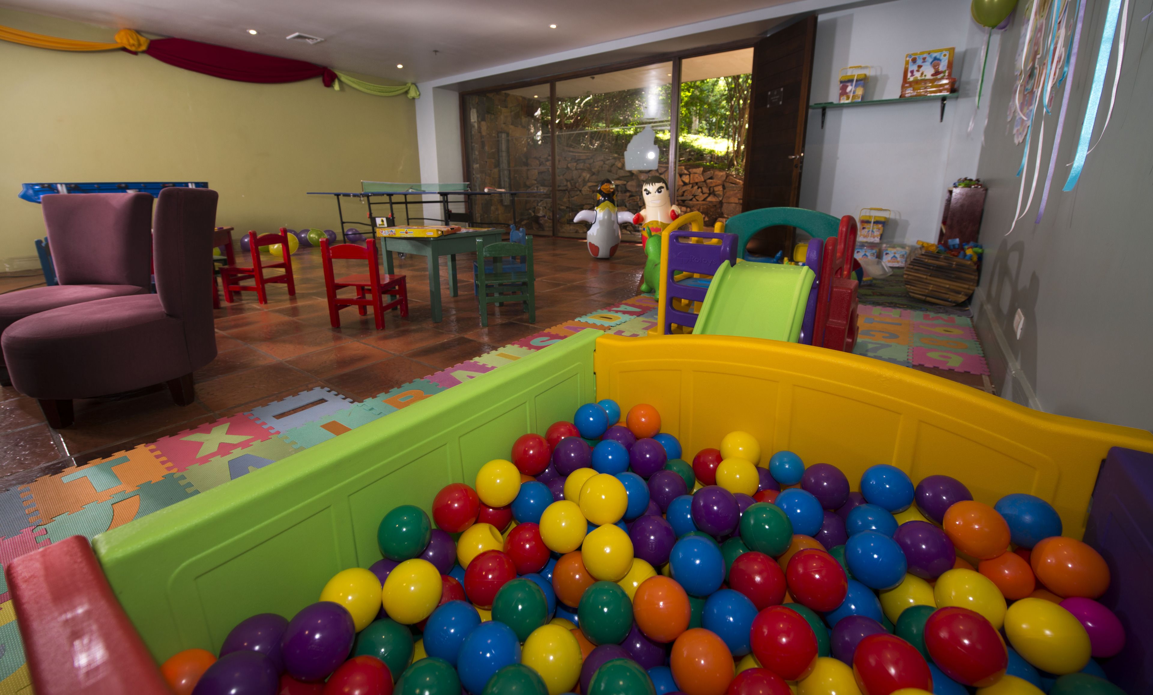 Área de juegos infantiles techada