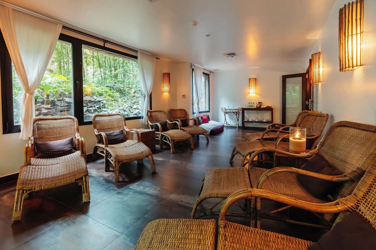 couples treatment room(s), sauna, hot tub, steam room, body treatments