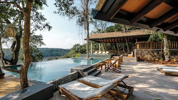 2 utomhuspooler, parasoller och solstolar