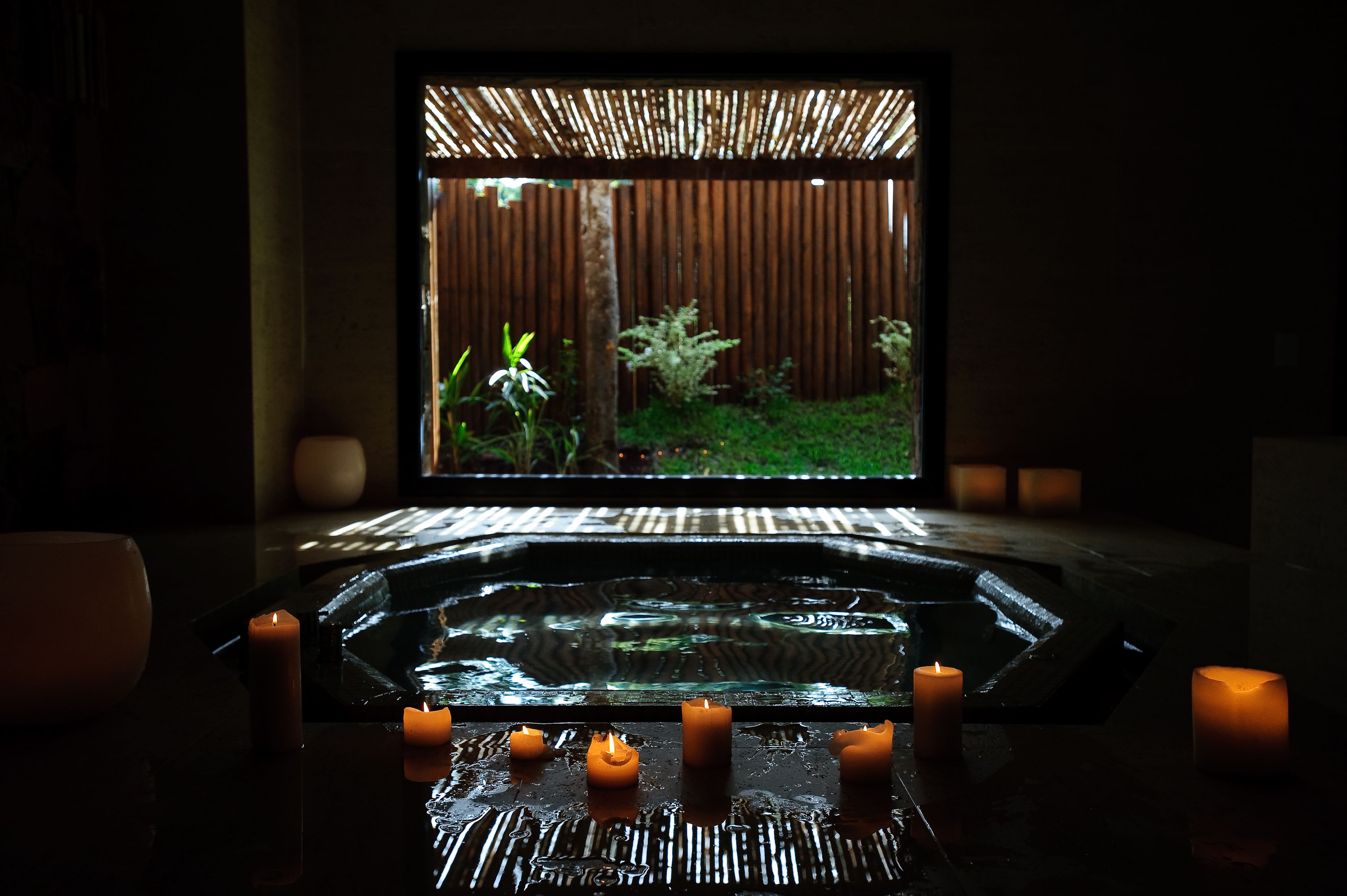 Couples treatment room(s), sauna, hot tub, steam room, body treatments