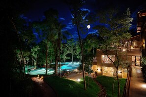 2 outdoor pools, pool umbrellas, sun loungers - Loi Suites Iguazú Hotel (Puerto Iguazú)