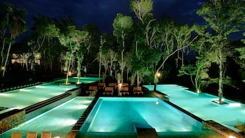 2 AuĂenpools, Sonnenschirme, LiegestĂŒhle