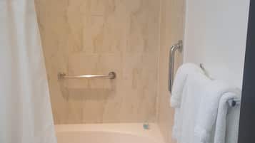 Ein Badezimmer mit Badewanne, Toilette und Duschvorhang.