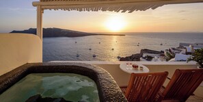 Superior suite, bubbelbad (Caldera View) | Luxe beddengoed, een kluis op de kamer, geluiddichte muren