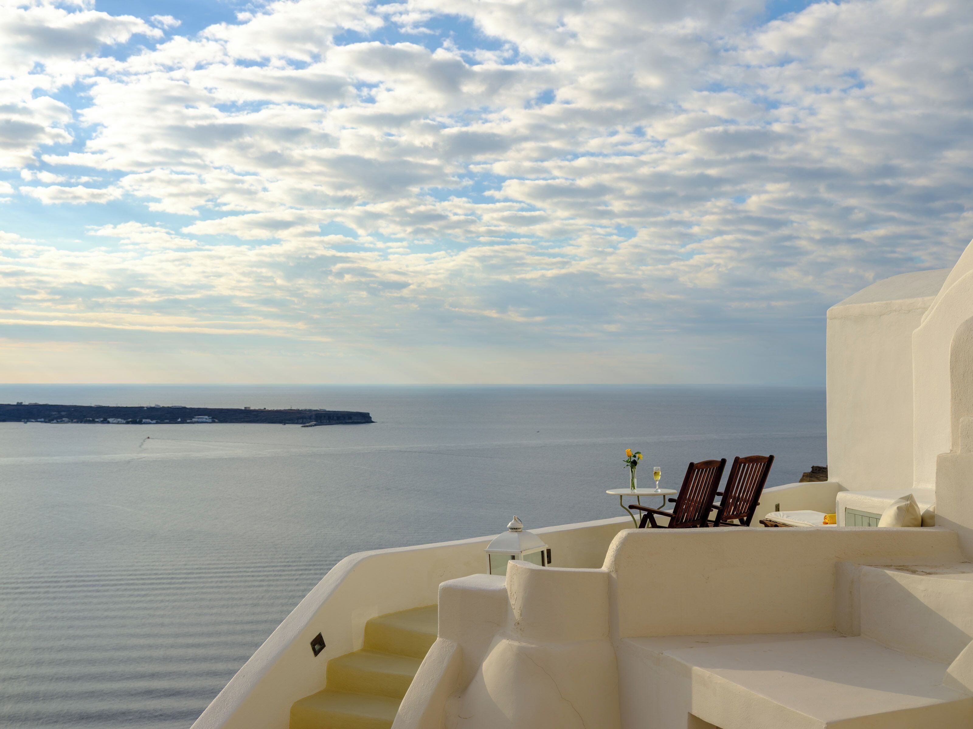 Cliff Nest Honeymoon Suite, Caldera View *access via numerous steps | Ylelliset vuodevaatteet, tallelokero huoneessa, äänieristys