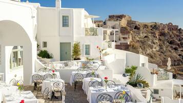 Breakfast, dinner served; Mediterranean cuisine, ocean views