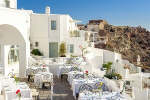 Serveert ontbijt, diner, Mediterrane gerechten, uitzicht op de zee 