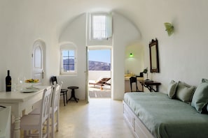 Familie suite, bubbelbad (Caldera View) | Luxe beddengoed, een kluis op de kamer, geluiddichte muren