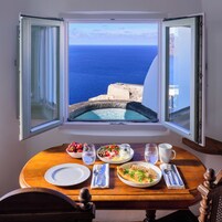 高级套房, 按摩浴缸 (Caldera View) | 高档床上用品、客房内保险箱、隔音、熨斗/熨衣板