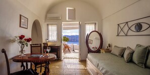 Superior suite, bubbelbad (Caldera View) | Luxe beddengoed, een kluis op de kamer, geluiddichte muren