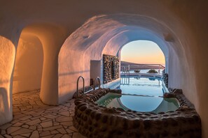 Seasonal outdoor pool - Fanari Villas Santorini (Santorini)