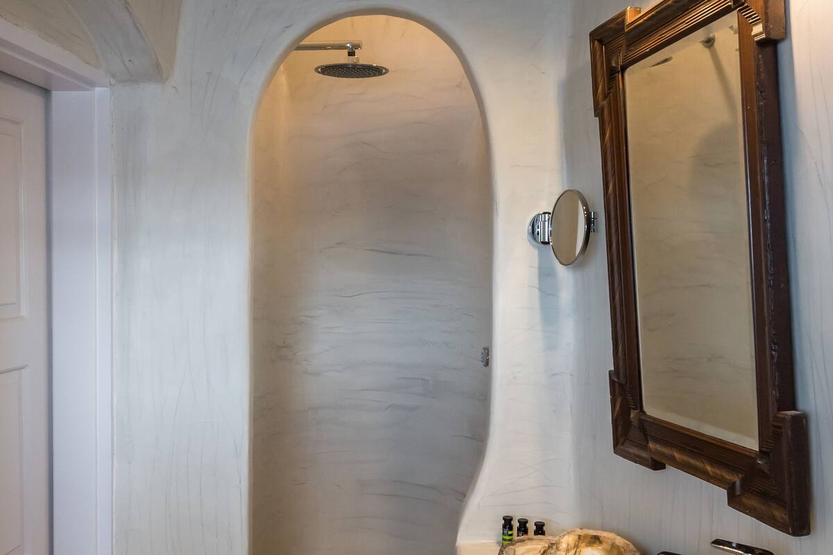 superior suite, jetted tub (caldera view) | bathroom | shower, rainfall showerhead, free toiletries, hair dryer