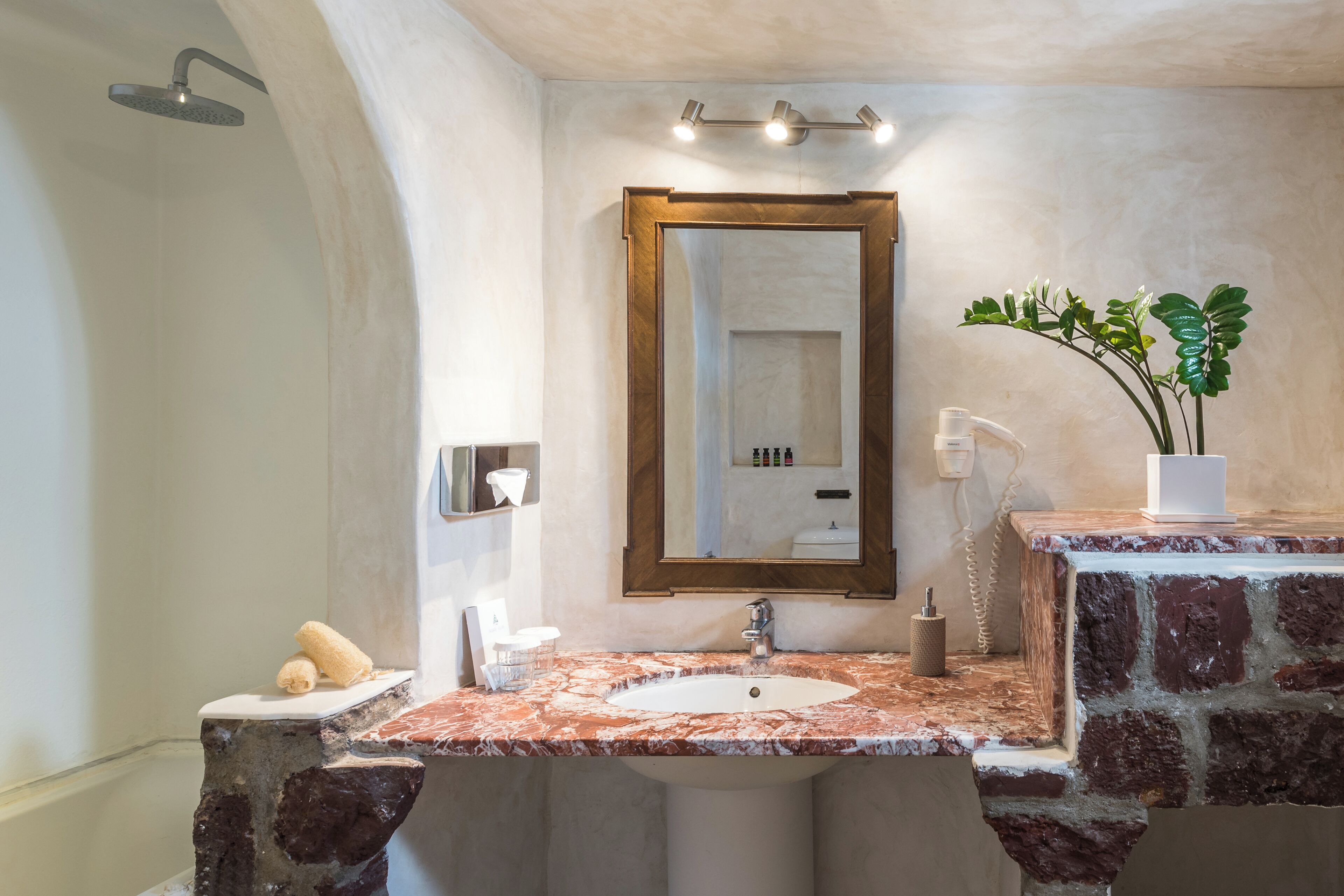 Suite de luna de miel, bañera de hidromasaje (Sunset, Caldera View) | Baño | Artículos de higiene personal gratuitos, secador de pelo y albornoces